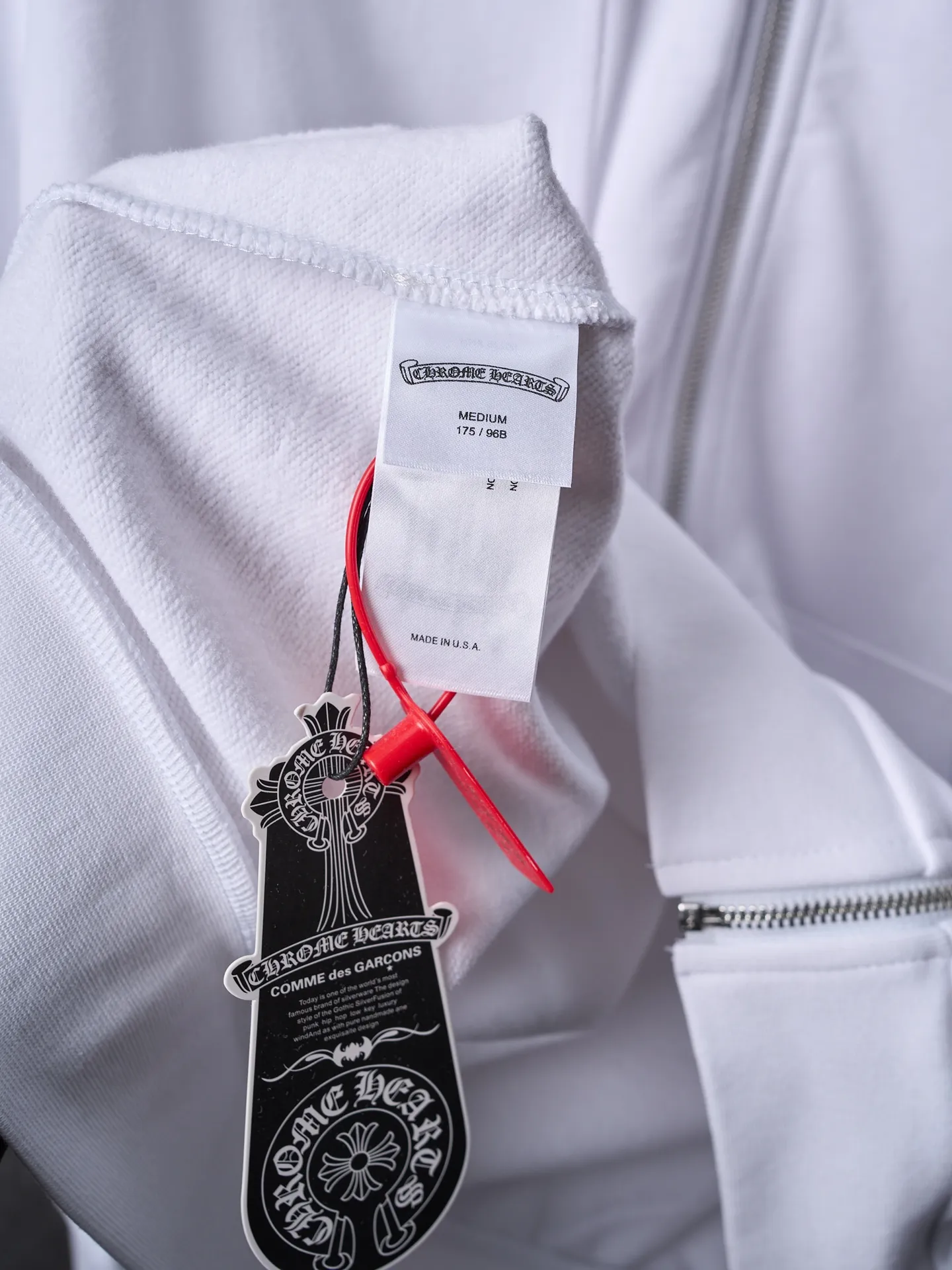 P460 Actual hanging auction】Chrome Hearts/Chrome Hearts ch letter printed zipper hooded jacket [Ready stock] S M L XL custom-made soft cloud wadding 100% cotton velvet feel sweatshirt fabric, delicate and smooth, comfortable and close to the skin, with pure white as the base, indigo lines neatly cracked, Western Gothic bodywork embellished on the chest, controlling the visual focus, and extending vertically from the wrist to the shoulder line, a magic touch to break the monotony of the sweatshirt The zippered hooded silhouette deconstructs the lazy drape carrying suede. When Gothic fonts meet all-white, it not only retains the coldness of Gothic, but also dissolves the depression of darkness with the purity of white, giving concrete expression to the sweet-cool balance and unlocking a multi-faceted style. Glue printing is used. The printing has been modified three times with film screens. Use glue liquid paint to print the pattern on the fabric. Bake the fabric to fix the printing pattern. The fabrics have been washed and have a better hand texture. It is not easy to deform and not shrink. 不易褪色 保持长久的美观，宽松版型